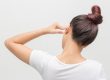 mujer con dolor o pitido de oído