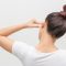 mujer con dolor o pitido de oído