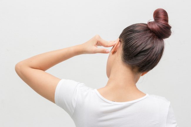 mujer con dolor o pitido de oído