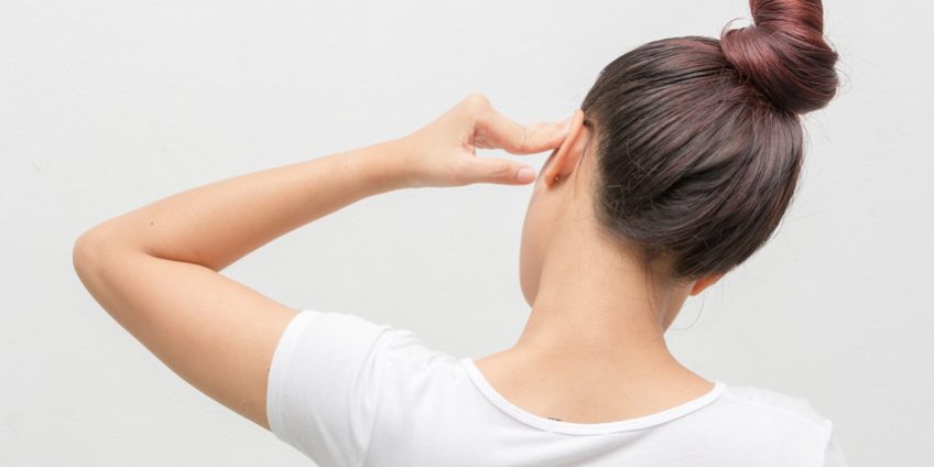 mujer con dolor o pitido de oído