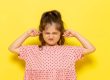 niña con otitis busca la prevención de otitis
