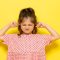 niña con otitis busca la prevención de otitis