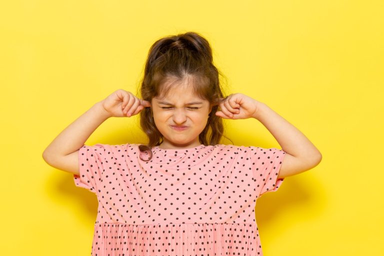 niña con otitis busca la prevención de otitis
