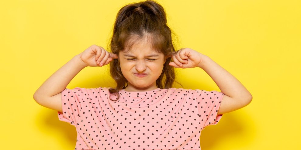 niña con otitis busca la prevención de otitis