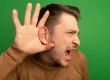 Hombre con perdida auditiva o hipoacusia haciendo gesto de escuchar