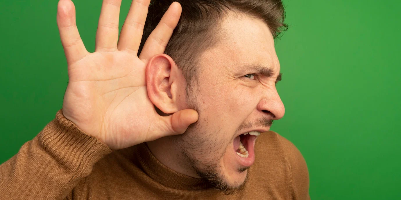 Hombre con perdida auditiva o hipoacusia haciendo gesto de escuchar