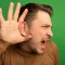 Hombre con perdida auditiva o hipoacusia haciendo gesto de escuchar